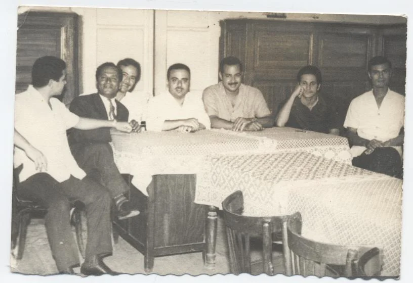 صورة قديمة لمجموعة من الرجال في لقاء جماعي، محفوظة ضمن صور بورسعيد عام 1975.