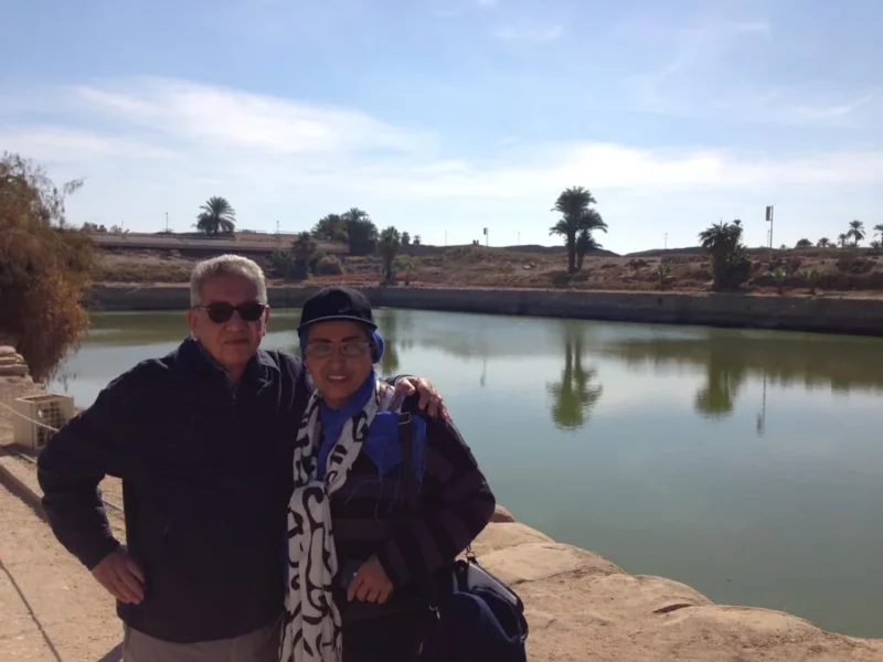 Kamal Ruhayyim et son épouse, la Dre Suzan Salem, ensemble au bord de l’eau lors d’un voyage.