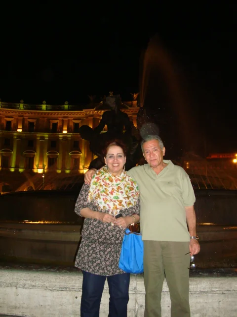Kamal Ruhayyim et son épouse, la Dre Suzan Salem, devant une fontaine illuminée, le soir, lors de leur voyage à Rome.