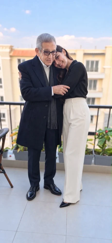 Kamal Ruhayyim steht mit seiner Tochter Yasmin auf einem Familienfoto