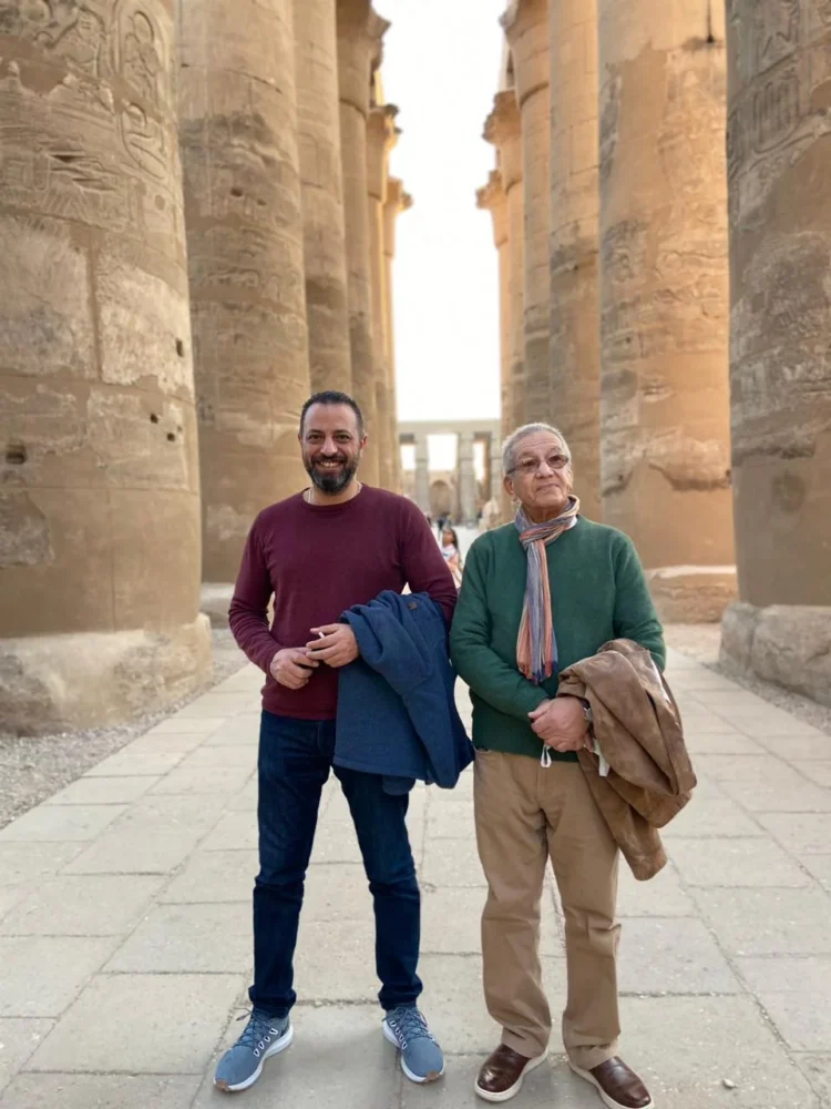 Kamal Ruhayyim et son fils Ahmed entre les colonnes d’un temple de l’Égypte ancienne.