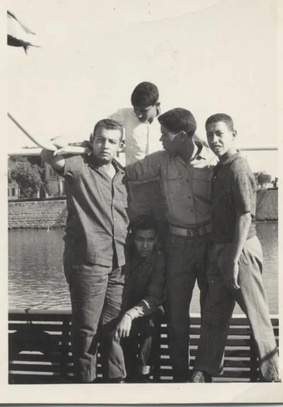 Le jeune Kamal Ruhayyim avec des amis à Louxor en 1964