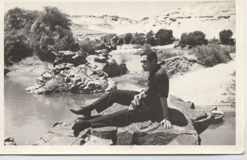 Le jeune Kamal Ruhayyim au bord de l’eau à Assouan en 1967