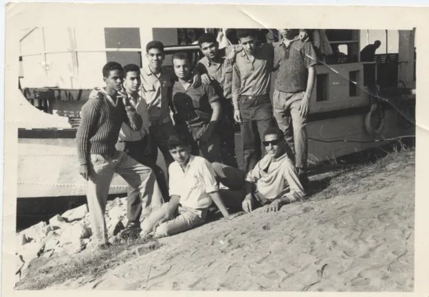 Le jeune Kamal Ruhayyim avec un groupe d’amis à Louxor en 1963