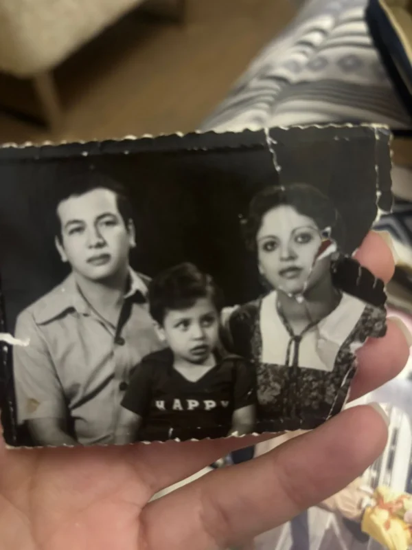 Ancienne photographie familiale en noir et blanc de Kamal Ruhayyim, de la Dre Suzan Salem et de leur jeune fils Ahmed