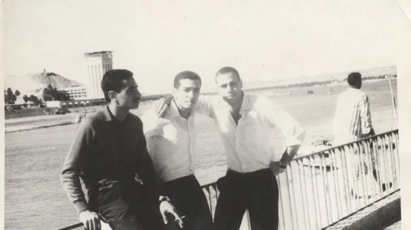 Le jeune Kamal Ruhayyim avec deux amis à Assouan en 1967